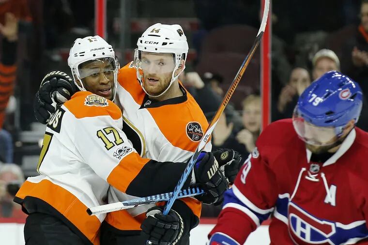 Sean Couturier (No. 14) celebrates his goal with Wayne Simmonds during a 2017 Flyers game. Both are expected to play in their first game of this year's preseason on Saturday in Boston.