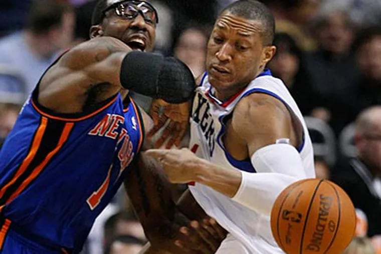Amar'e Stoudemire battles Tony Battie for a loose ball in the first quarter on Friday. (Ron Cortes/Staff Photographer)