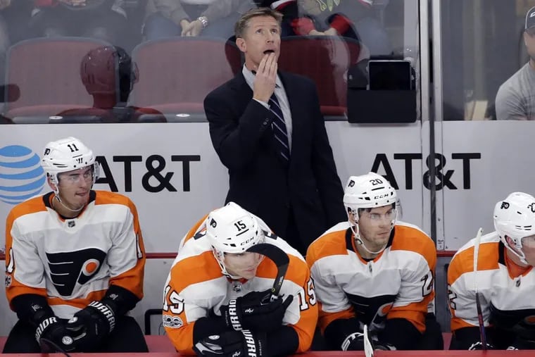 Flyers coach Dave Hakstol reacts as he looks up after Chicago Blackhawks right wing Alex DeBrincat scored during the third period Wednesday.