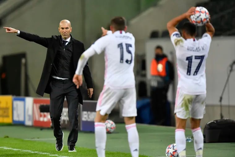 Real Madrid manager Zinedine Zidane, left, giving instructions to Federico Valverde (15) and Lucas Vázquez (17) during last Tuesday's 2-2 tie at Borussia Mönchengladbach.