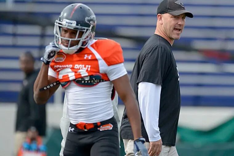South squad head coach Gus Bradley of the Jacksonville Jaguars gives encouragement to South squad players including defensive corner D'Joun Smith of Florida Atlantic (31) during Senior Bowl South squad practice at Ladd-Peebles Stadium. (Glenn Andrews/USA TODAY Sports)