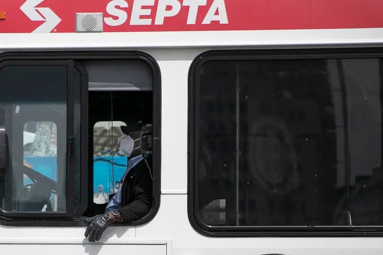 Un conductor de autobús de SEPTA usa mascarilla y guantes mientras espera a la luz verde en la intersección de las calles Broad y Spring Garden en Filadelfia el 7 de abril de 2020.