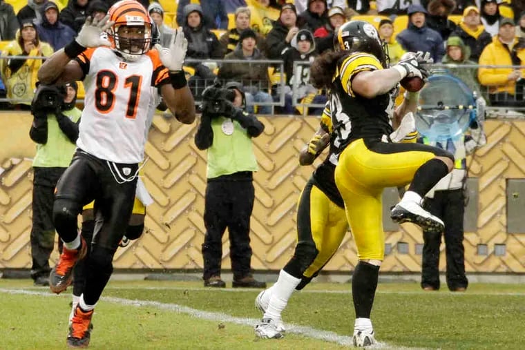 Steelers safety Troy Polamalu (right) intercepts a pass intended for frustrated Cincinnati Bengals receiver Terrell Owens (81).