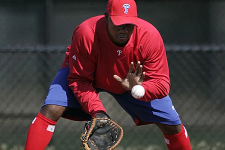 Phillies first baseman Ryan Howard fields a ball at Spring Training yesterday in Clearwater. (Eric Mencher / Staff)