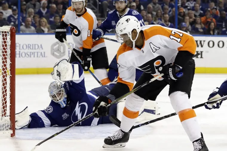 Wayne Simmonds (17) trying to get a shot off against Tampa Bay  goalie Peter Budaj during the Flyers’ 5-3 win last month.