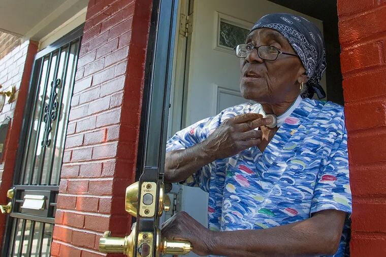 Margaret Jackson, 80, has lived in her Spring Garden Apartments home for 54 years and thinks the PHA ban on smoking is a good thing. (CLEM MURRAY/Staff Photographer)