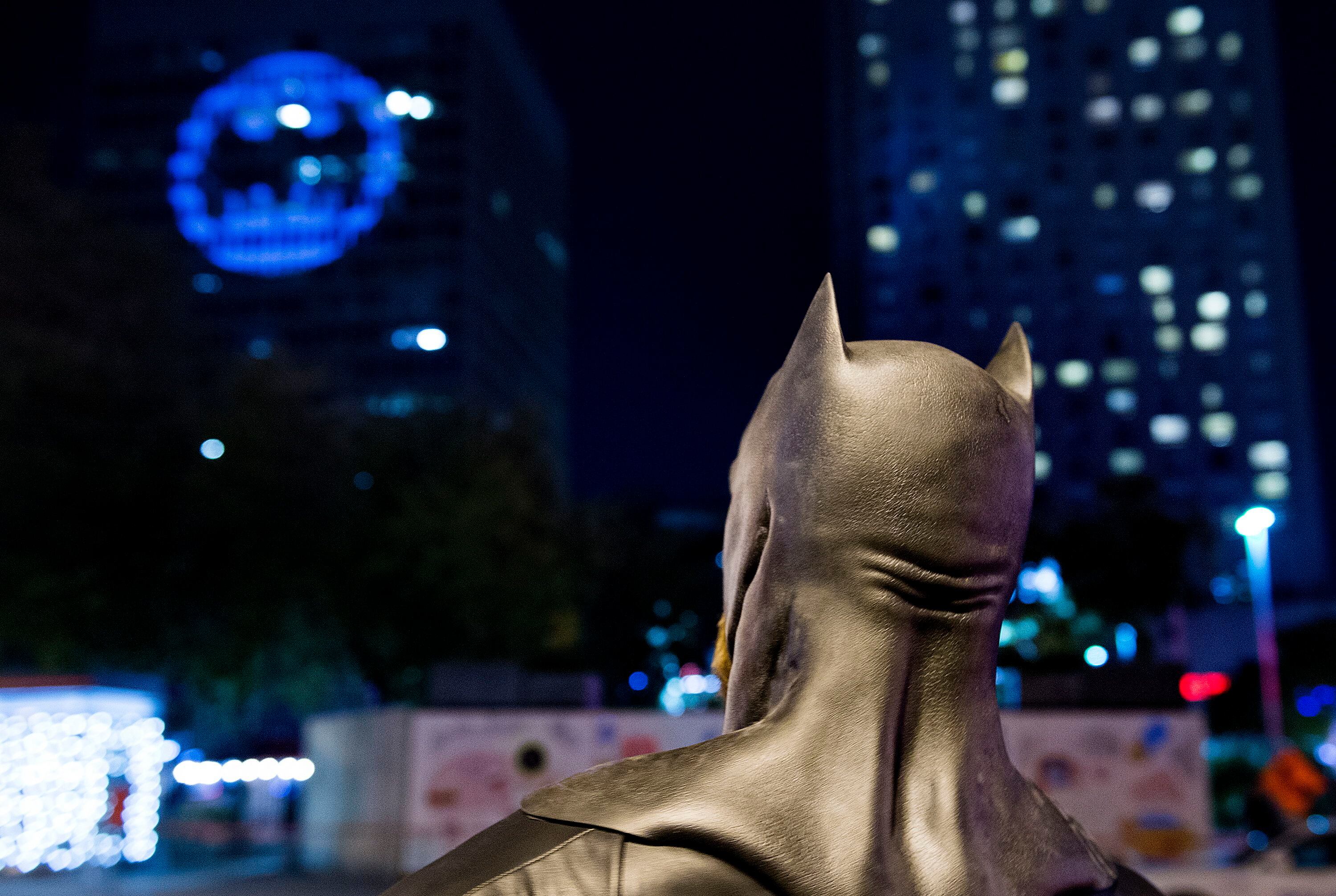Bat Signal Lights Up New Images From 'Batman v Superman: Dawn Of Justice
