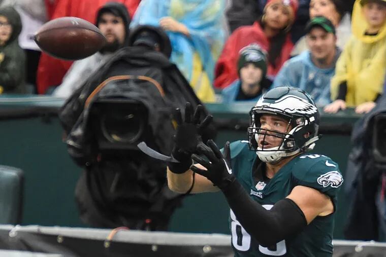 Eagles tight end Zach Ertz catches a one-yard touchdown pass during the game against the San Francisco 49ers at Lincoln Financial Field October 29, 2017. CLEM MURRAY / Staff Photographer