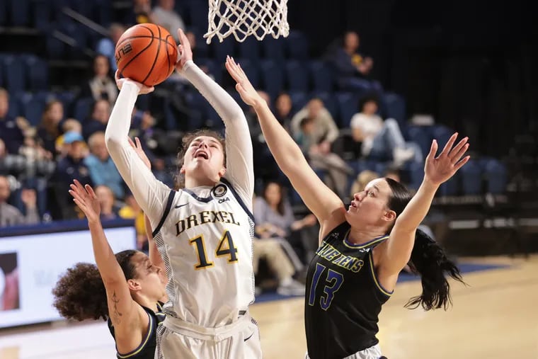 Kylie Lavelle (center) seen here in action against Delaware, scored a game-high 28 points to lift Drexel past the College of Charleston on Friday at the Daskalakis Athletic Center.