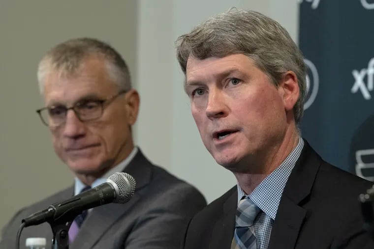 Paul Holmgren (left), a Flyers senior adviser who has spent 40 years in various capacities with the organization, and GM Chuck Fletcher have strong ties to the Minneapolis area.