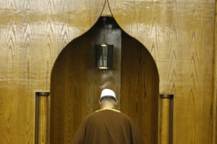 ** SPECIAL TO THE PHILADELPHIA DAILY NEWS ** Members of the Al Aqsa mosque pray during Ramadhan Sept. 4, 2010, in Philadelphia. (AP Photo/H. Rumph Jr)