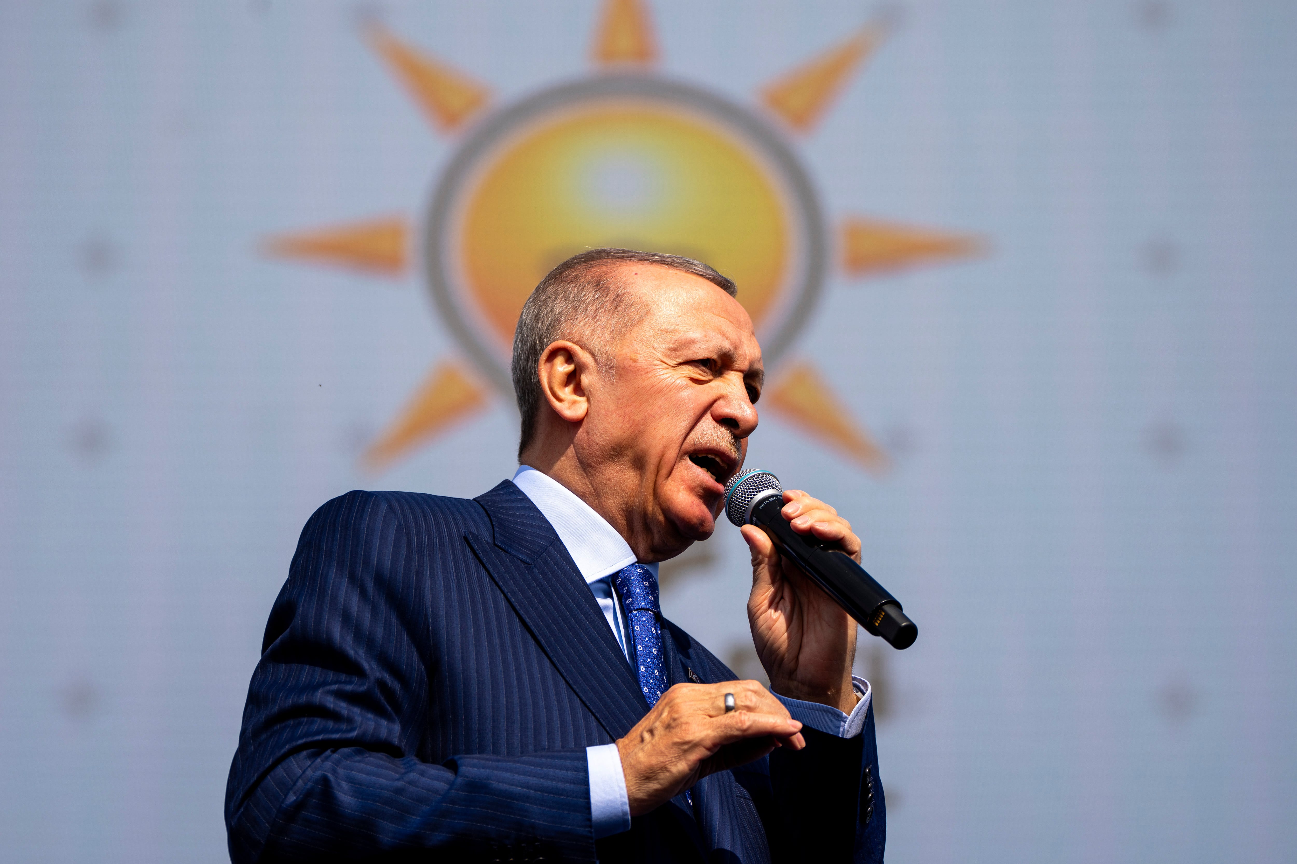 Mayor of Turkish opposition stronghold defects to Erdogan's party