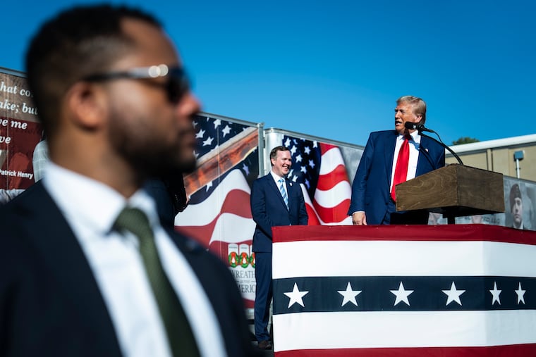 A Secret Service agent stands guard as Donald Trump campaigns in Georgia in 2024.