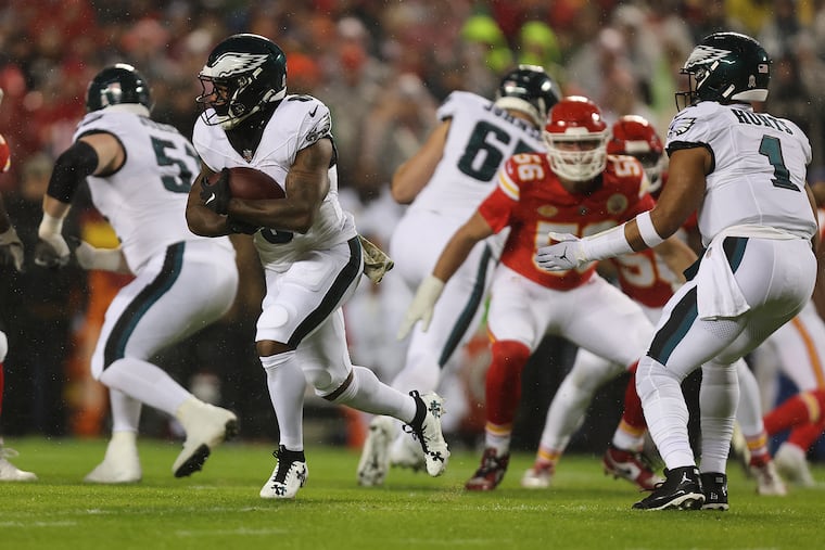 Eagles running back D'Andre Swift runs with the football from quarterback Jalen Hurts in the first quarter against the Kansas City Chiefs at GEHA Field at Arrowhead Stadium in Kansas City, MO on Monday, November 20, 2023.
