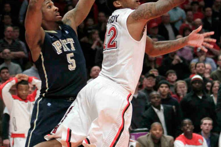St. John's Dwight Hardy scores past Gilbert Brown to give the Red Storm a 60-59 win over No. 4 Pitt.