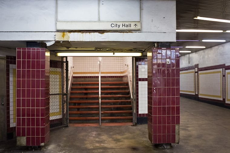 Image of dilapidated City Hall subway station corridor as seen on Wednesday, January 28, 2015. This corridor is directly underneath City Hall. ( ALEJANDRO A. ALVAREZ / STAFF PHOTOGRAPHER )