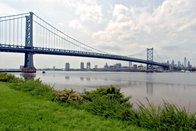 The Ben Franklin Bridge and
Philadelphia skyline. ( Clem Murray / Staff Photographer)