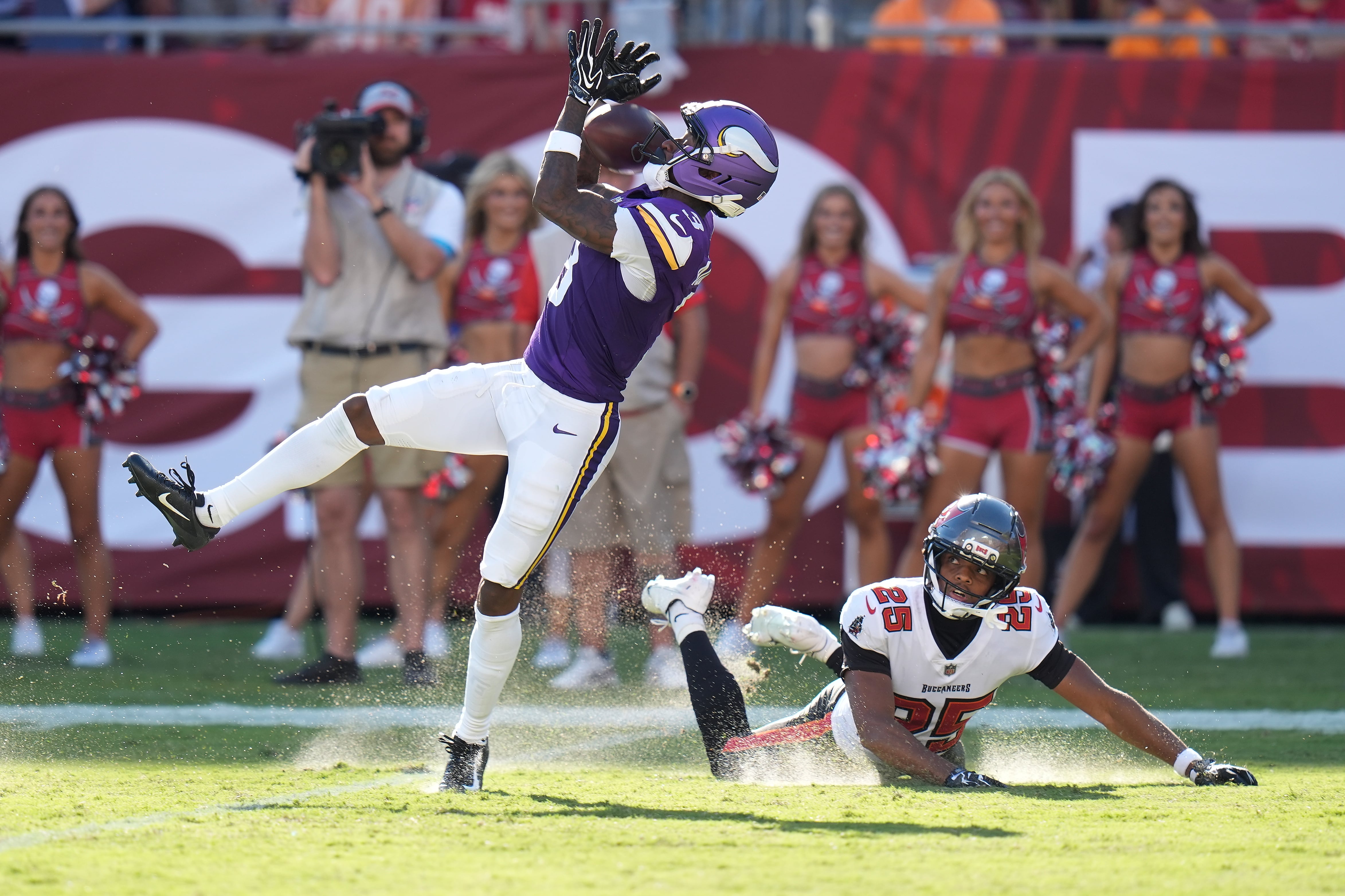 Minnesota Vikings Secure Victory Over Tampa Bay Buccaneers Amidst Key Player Injuries