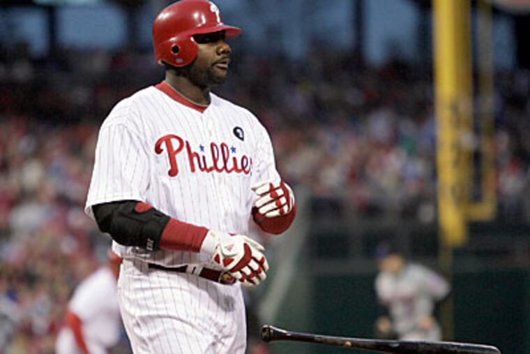 Phillies' Ryan Howard tosses his bat after striking out in the first
inning against the New York Mets. (Yong Kim / Staff Photographer)