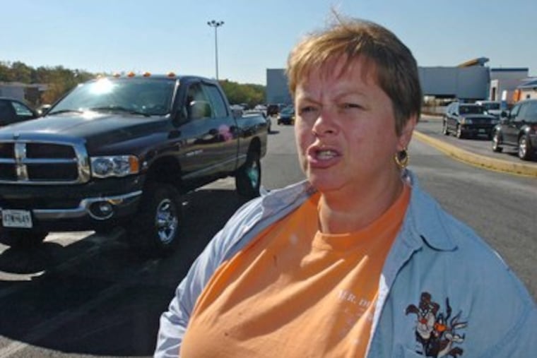 Daimler Chrysler assembly line worker Donna Branch-Jones talks with reporters about the mood in the plant when the news about the closure was announced. (Clem Murray / Staff Photographer)