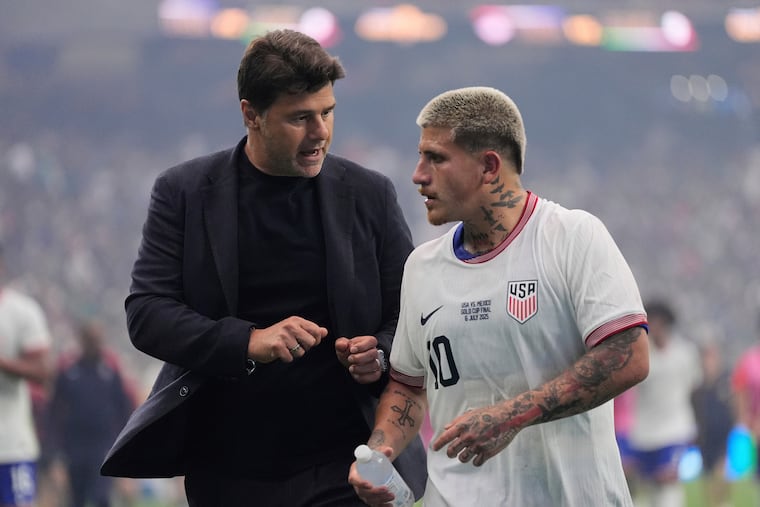 Mauricio Pochettino with Diego Luna (right), one of the players who narrowly missed making the World Cup roster.