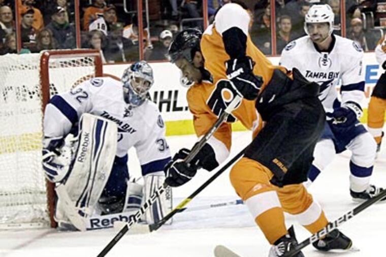Flyers winger Wayne Simmonds scored a goal in the second period against the Lightning. (Elizabeth Robertson/Staff Photographer)