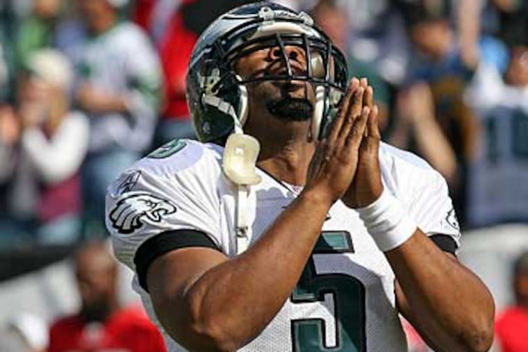 Donovan McNabb looks skyward after throwing a 51-yard TD pass to Jeremy Maclin against the Tampa Bay Buccaneers. (Steven M. Falk / Staff Photographer)