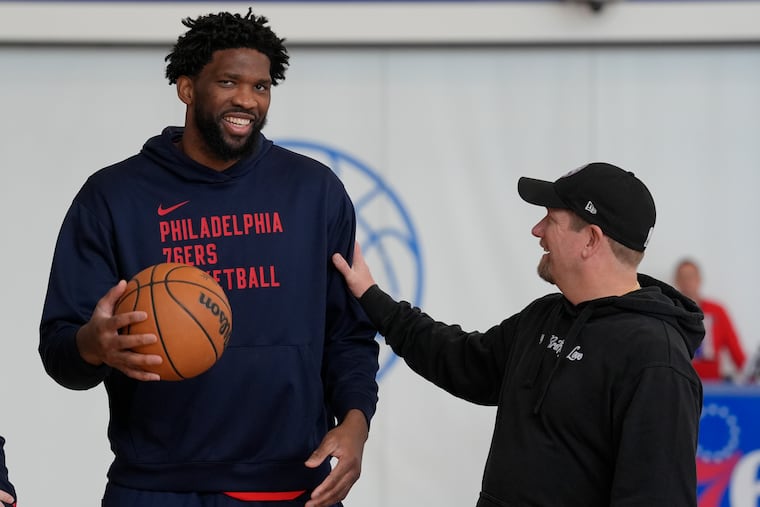 Sixers coach Nick Nurse (right) paired Joel Embiid (left) with backup center Adem Bona at Sunday's Blue x White scrimmage.