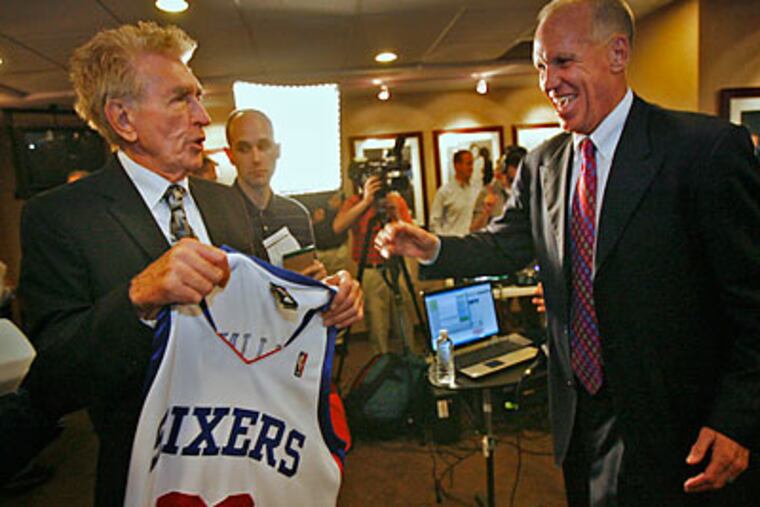 Doug Collins talks with his old coach from his playing days, Gene Shue. (Alejandro A. Alvarez/Staff Photographer)