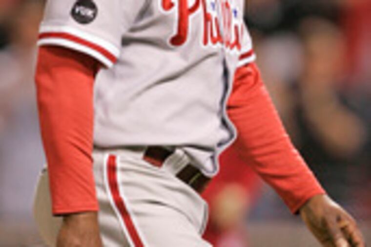 Tom Gordon walks off field after Reds score winning run.