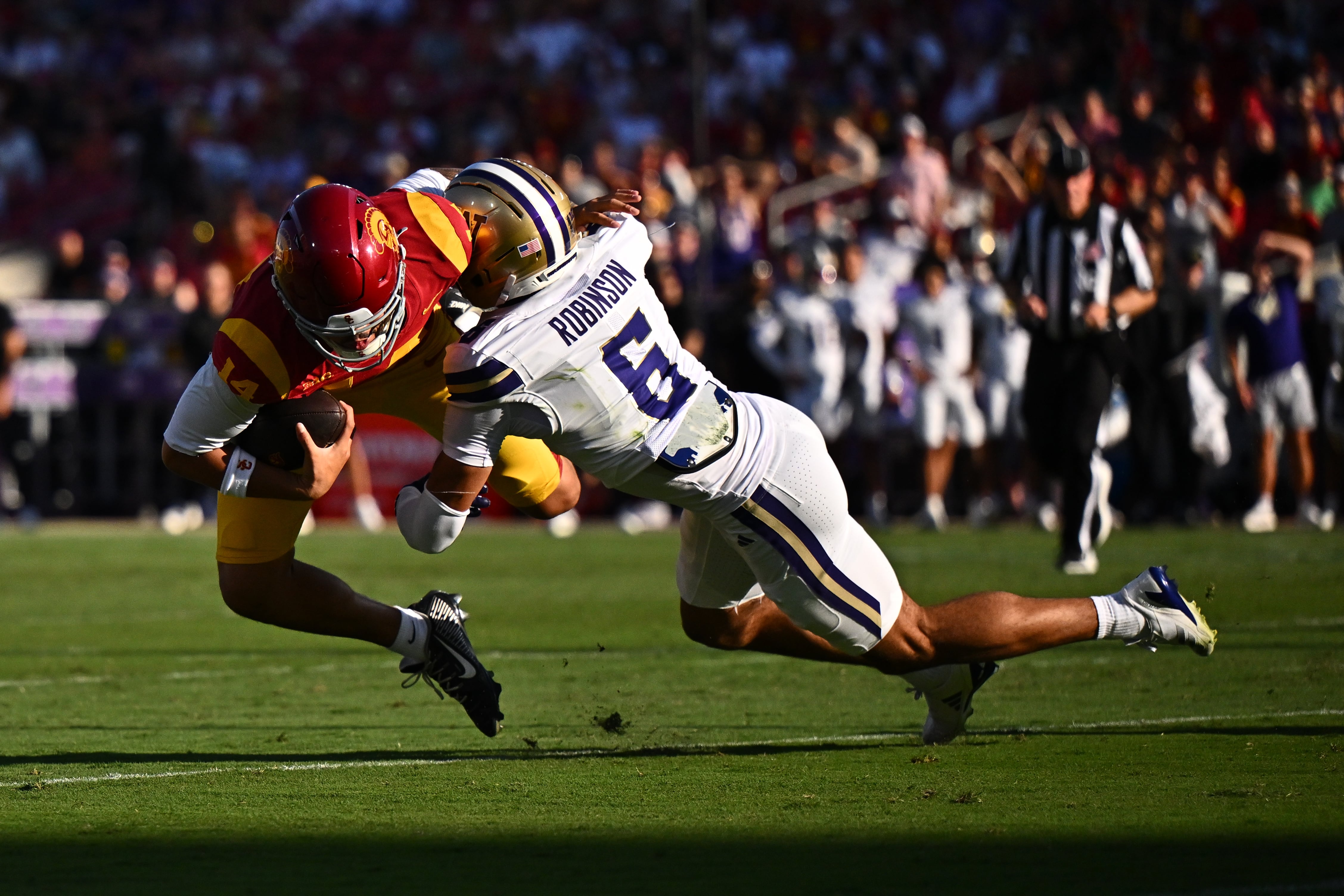 No. 18 USC rallies past Washington 25-21 with Stewart's fumble return TD, more big defensive plays