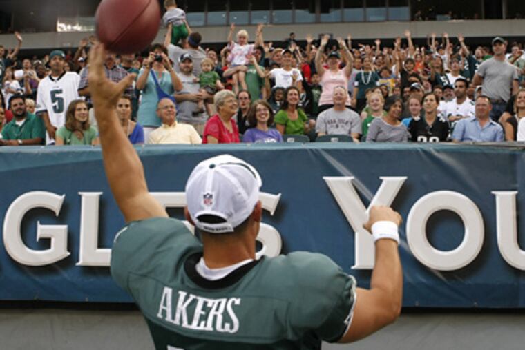 Eagles kicker David Akers plays catch with the fans during the Eagles' Flight Night event last night. (Ron Cortes / Staff Photographer)