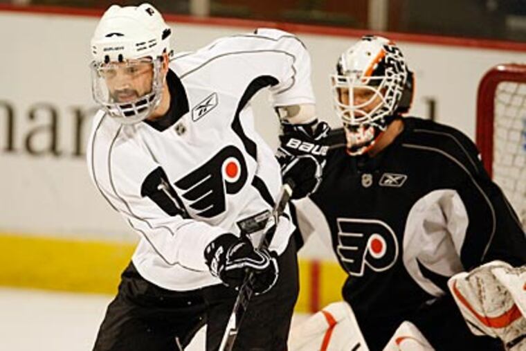 Ian Laperriere is one of the Flyers who has returned from injury in the playoffs. (David Maialetti / Staff Photographer)