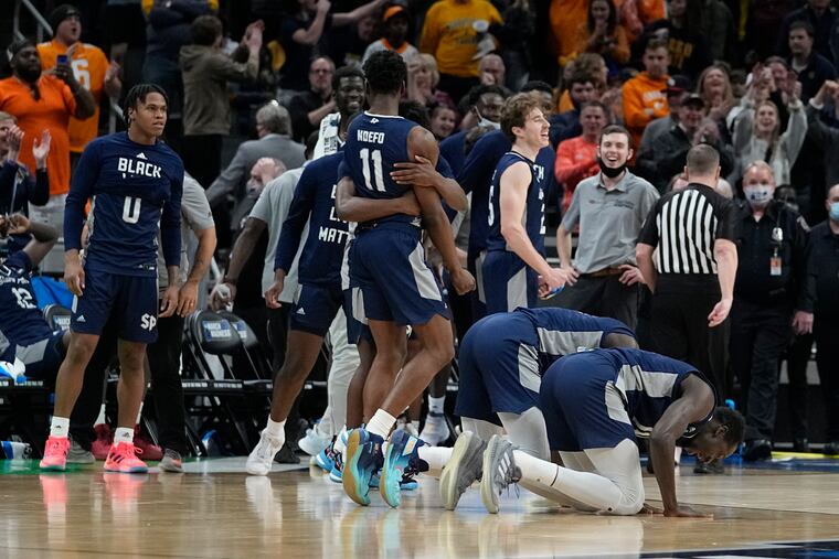 Saint Peter's players celebrate after defeating Murray State.