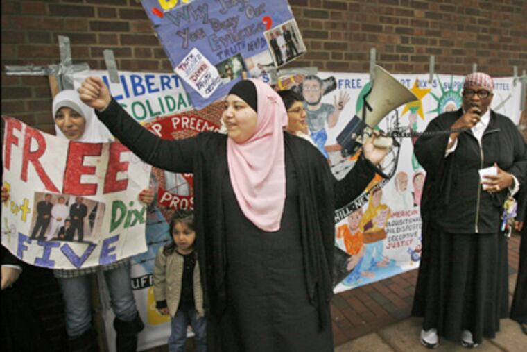 Amnah Ahmed helps rally supporters outside the federal courthouse. Family and friends of the "Fort Dix Five" protested before Monday's hearing. (Alejandro A. Alvarez / Staff Photographer)