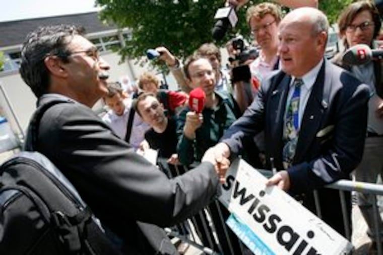 The former CEO of Swissair Group, Eric Honegger (left) receives congratulations from former employees after his acquittal.