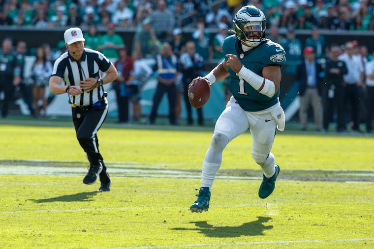 Eagles quarterback Jalen Hurts looks to throw during the third quarter.