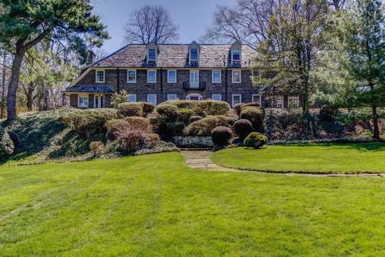 In addition to a full master suite renovation, the current owners refinished bathrooms, outfit the carriage house as a fully operational second space, and completely rewired the estate.