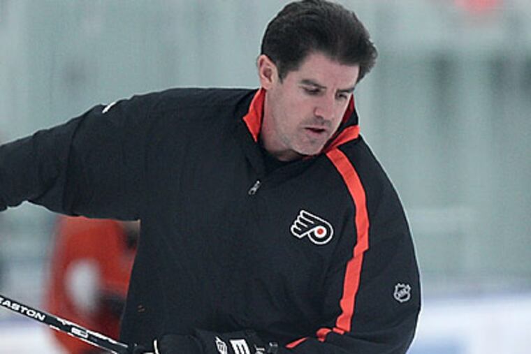 Peter Laviolette and the Flyers made an improbable run to the Stanley Cup Finals last season. (David M Warren/Staff file photo)