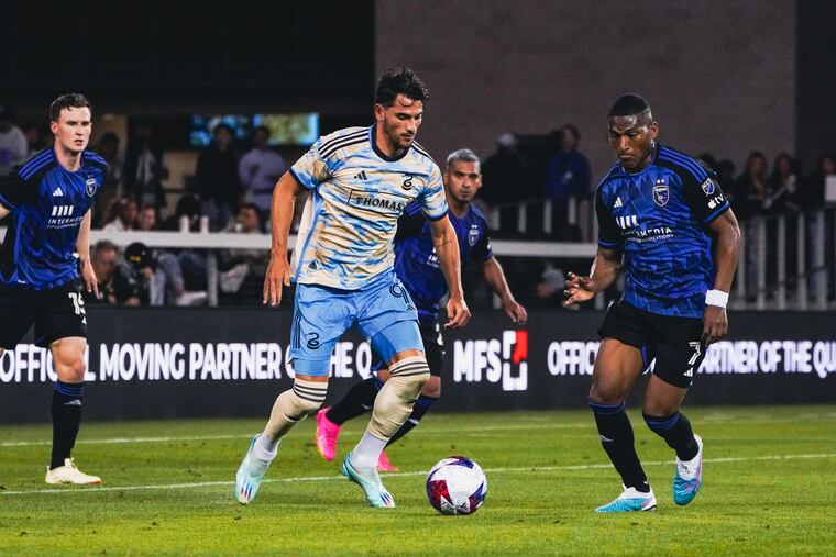 Julián Carranza (center) on the ball during the Union's loss at the San Jose Earthquakes on Saturday.