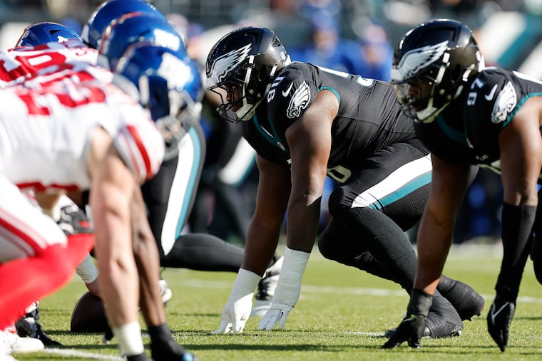 Eagles defensive tackle Jordan Davis (center) lines up against the New York Giants in the first quarter Sunday.