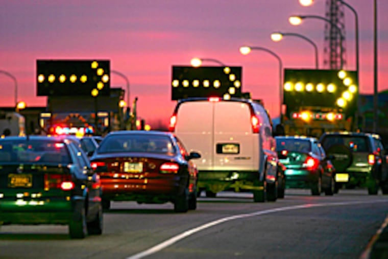The snarl begins as I-95 closes for emergency repairs for at least two days. The first cars exit off the northbound ramp of I-95 at Girard Avenue. (David Swanson / Inquirer)