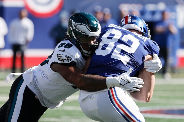 Eagles defensive tackle Jalen Carter stops New York Giants tight end Daniel Bellinger during last year's matchup at MetLife Stadium.