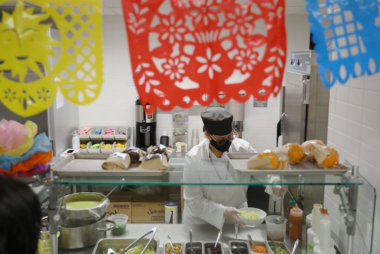 Ligia Richter, chef en la cafetería de empleados, sirve una comida especial para el Cinco de Mayo a la hora del almuerzo en el Hotel Four Seasons en Center City, el miércoles 5 de mayo de 2021. Richter preparó el manjar utilizando recetas de su madre y abuela.