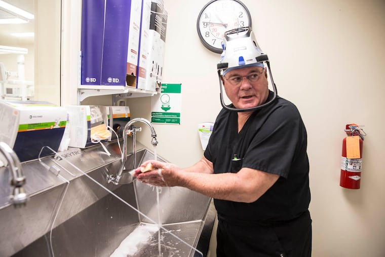 Robert E. Booth, Jr., MD scrubs in for a bilateral total knee replacement at Aria 3B Orthopaedic Institute.