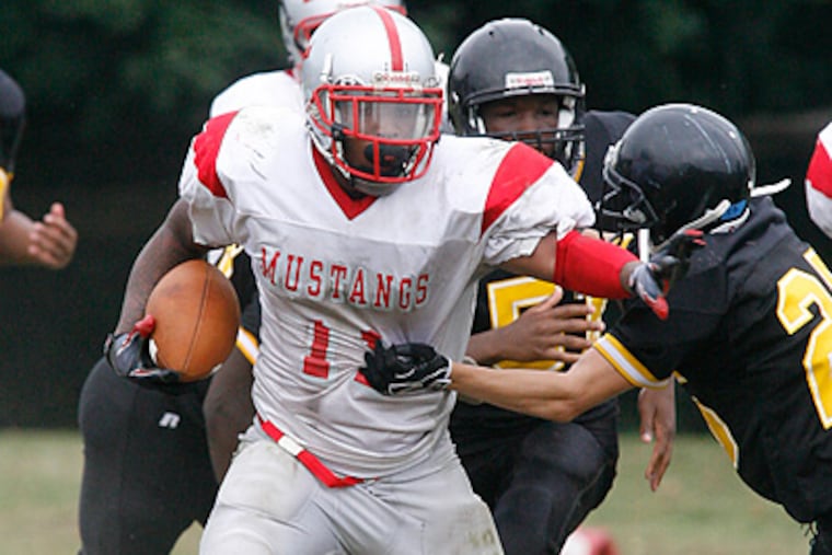 Terrance Stafford breaks through Lincoln's defense for a touchdown in the third quarter. (Alejandro A. Alvarez / Staff Photographer)