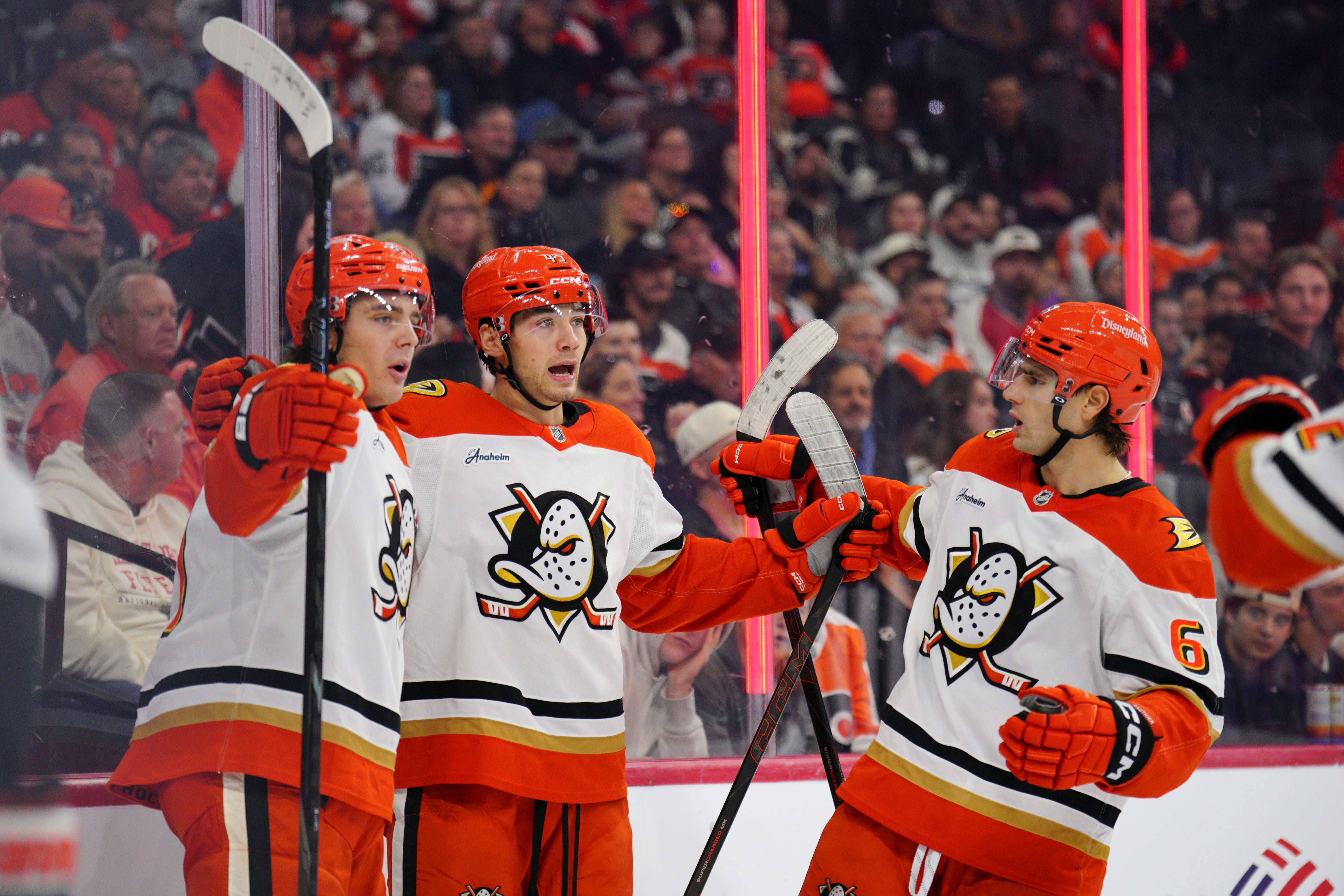 Carlsson Helps Ducks Edge Flyers 5-4 in Philadelphia