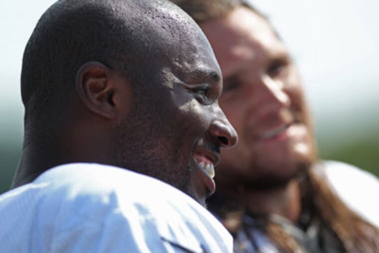 DeMeco Ryans shares a funny moment with Casey Matthews on the sidelines at Eagles practice. (Michael Bryant/Staff Photographer)
