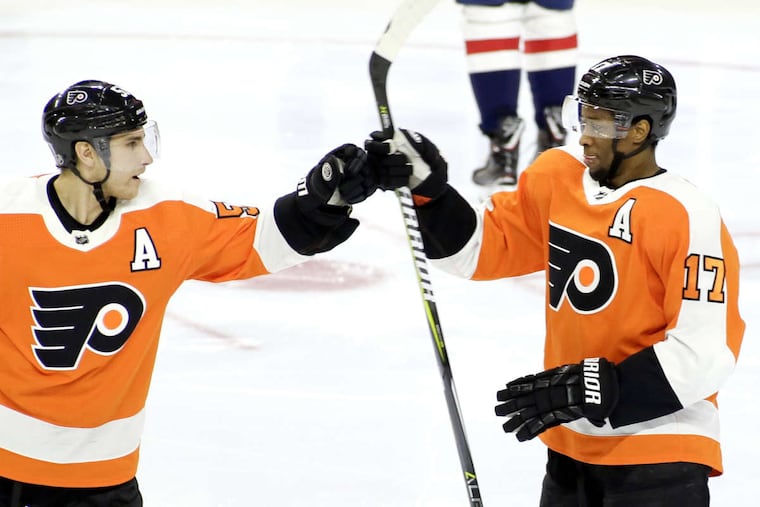 Valtteri Filppula (left) congratulates Wayne Simmonds after Simmonds scored the Flyers' fourth goal vs. the Capitals on Sunday.