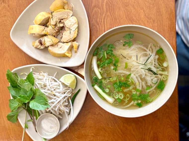Pho gà at Pho Duyên.